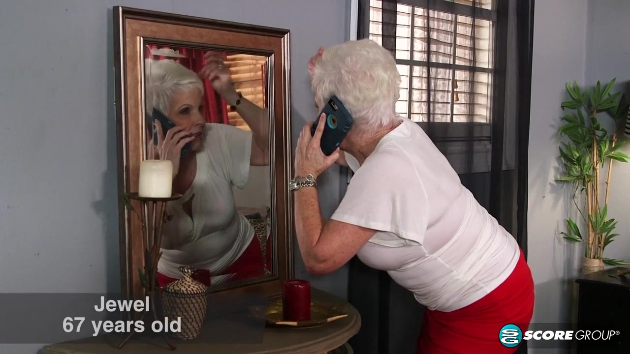 ジュエルは20代のコックを吸ってファックします