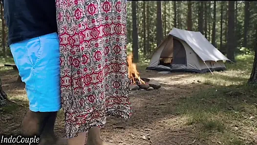 Настоящие муж и жена пошли на кемпинг в лес.секс в лесу со взрывающими звуками