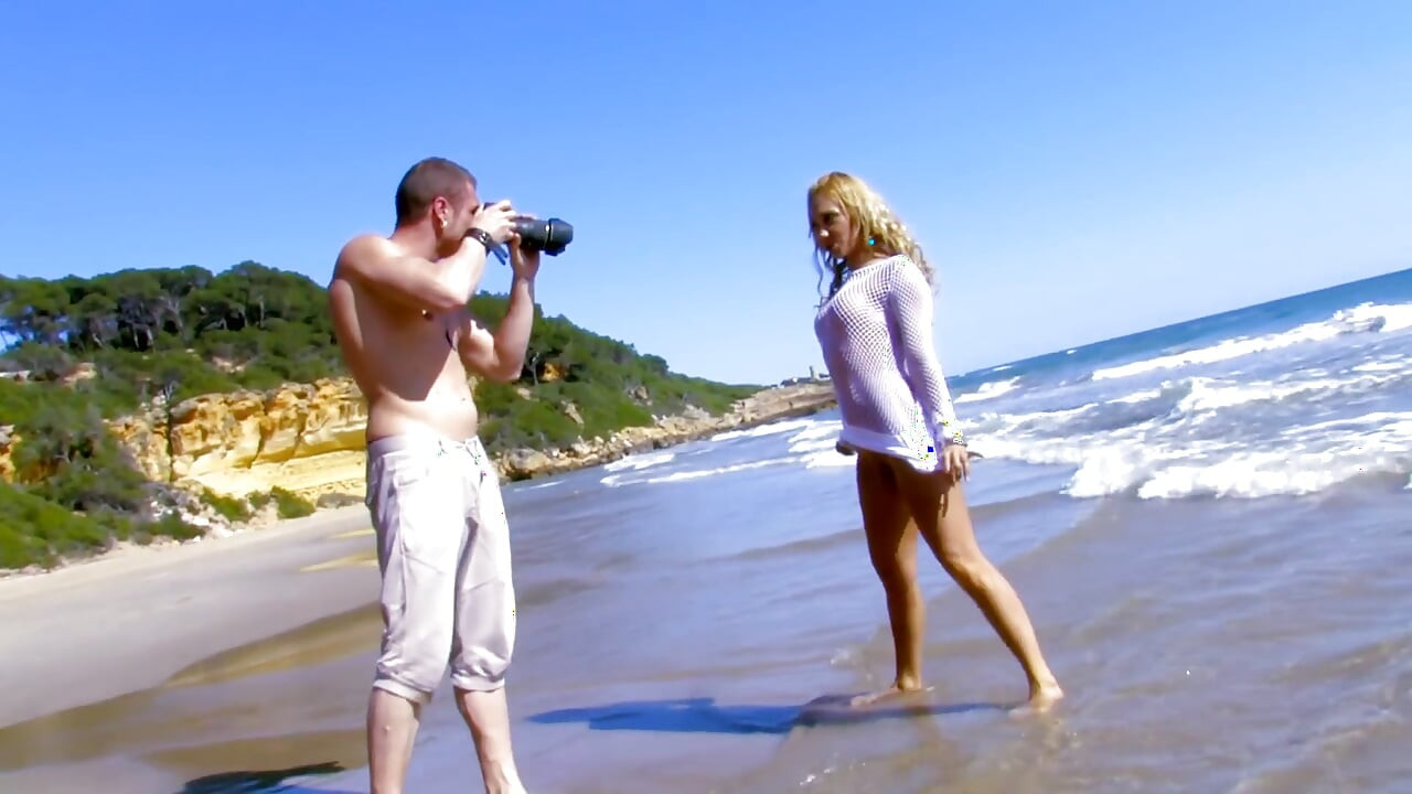 Seksi plavuša jebana na plaži