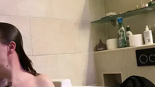 Тёплая вода делает мои соски твёрдыми