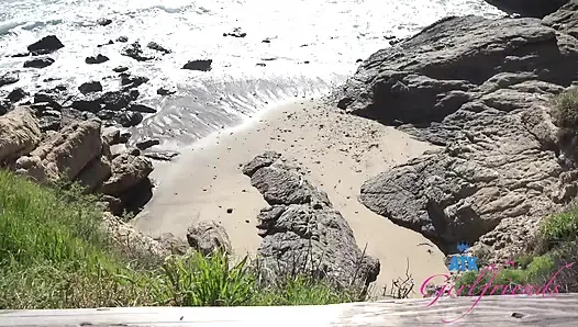 Pov mckenzie mae: ngusap memek dan nyepong kontol di pantai umum