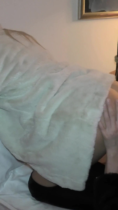 2 putas loiras safadas em botas e casaco de pele!