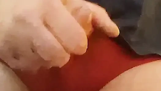 Dede mastürbasyon yapıyor ve yine büyük bir şekilde boşalıyor
