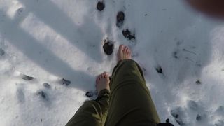 Marcher pieds nus dans la neige