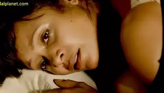 Thandie Newton baise explicite dans une série voyous