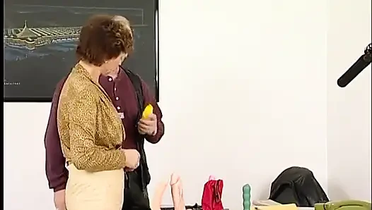 Nine amcık yalandıktan sonra dildoyla sikilmeyi seviyor