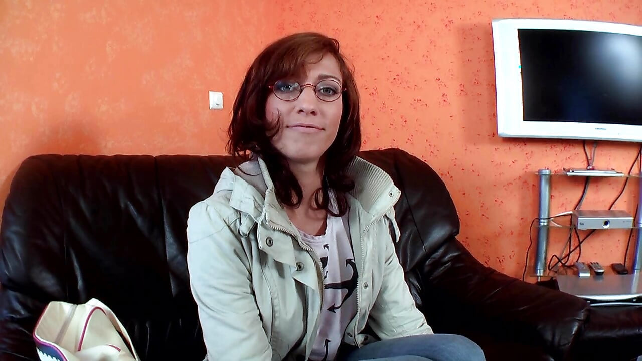 Brünettes Schätzchen Doppelt Auf Ledercouch Penetriert