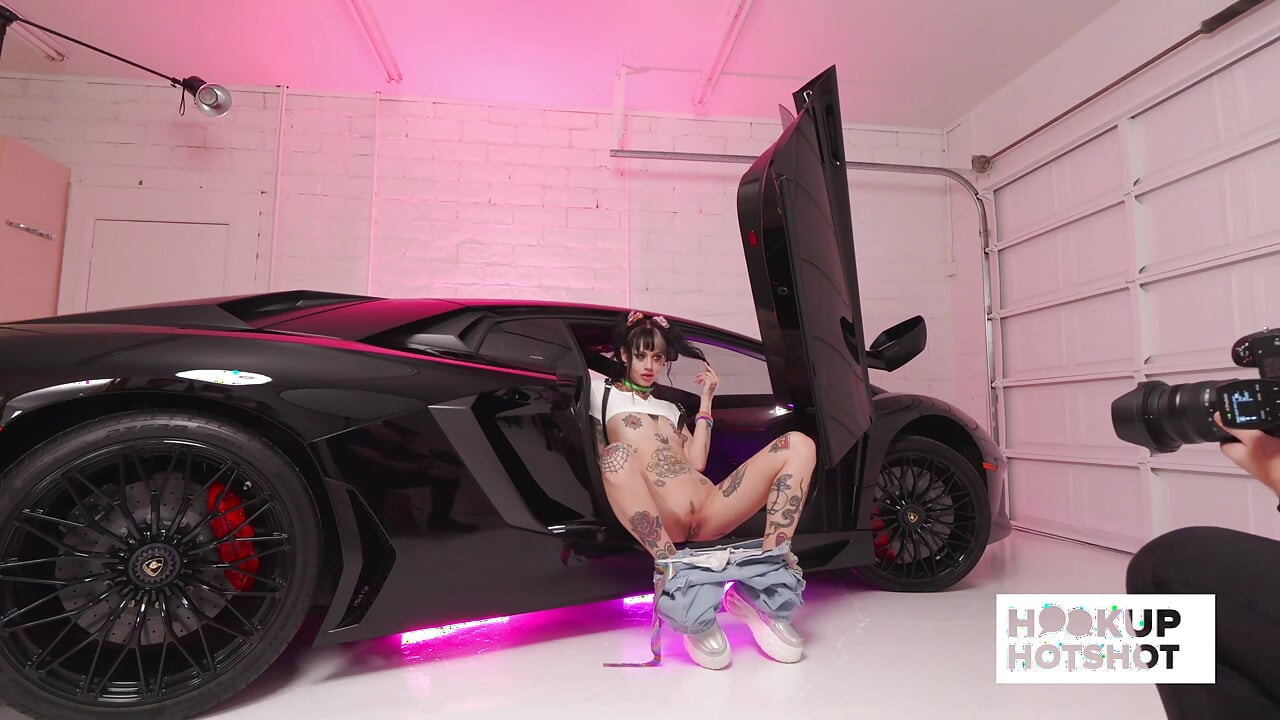 BTS - boneca CC mostra seu corpo tatuado em uma roupa urbana!