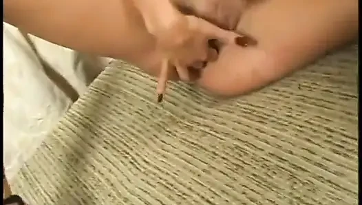Heißes schätzchen lutscht den dicken schwanz des typen, dann besteigen sie ihn für einen tiefen fick