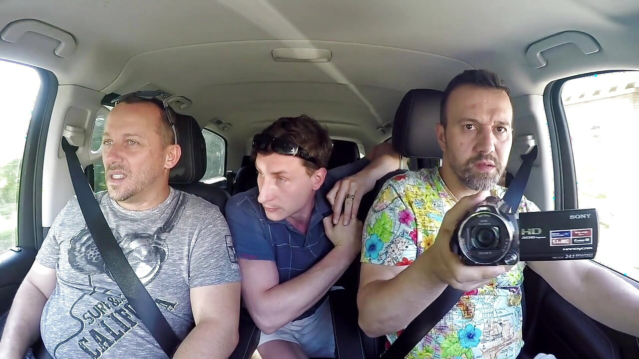 Menina rabuda com muitas tatuagens e cabelo colorido é pega para uma foda no carro