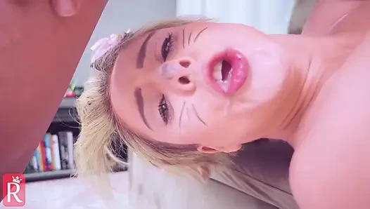 Cosplayci kız gırtlağına kadar sakso çekiyor