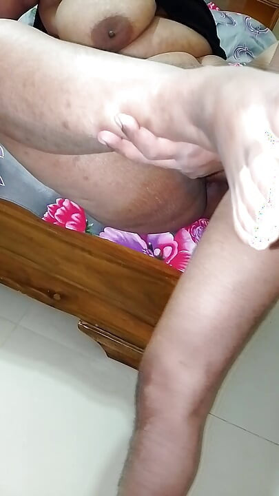 Saya mengongkek makcik tudung di rumahnya.