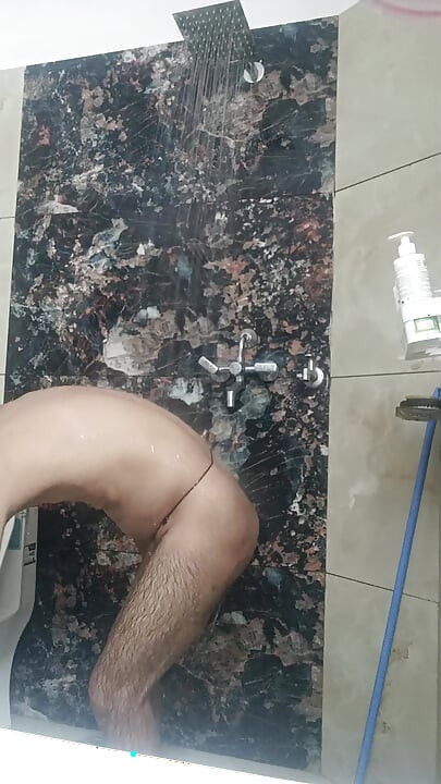 Pertunjukan mandi dan masterbasi seks sama pria india