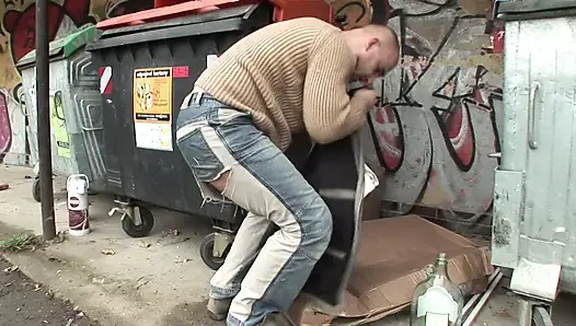 Esmer ikizler aynı adamla sikişmek için birbirlerine yardımcı oluyor