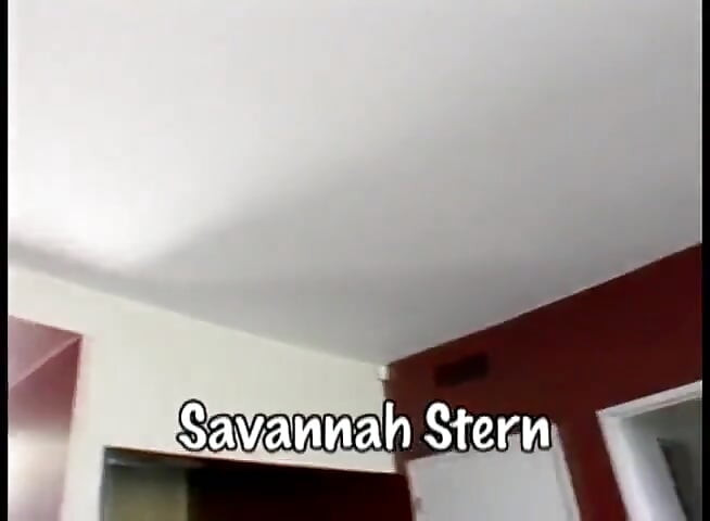 Млада нимфоманка обича да смуче истински голям черен бамбук!!