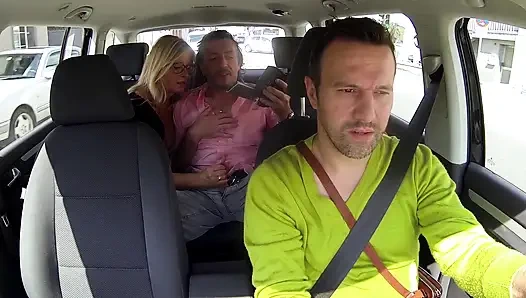 Сексуальной милфе с большими сиськами жестко отшпилили ее киску