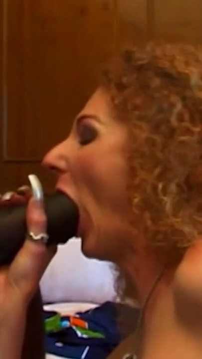 음탕한 빨간 머리 밀프의 털이 무성한 보지는 소파에 앉아있는 동안 흑인 대물 자지에 의해 때리게됩니다. | 클립 1