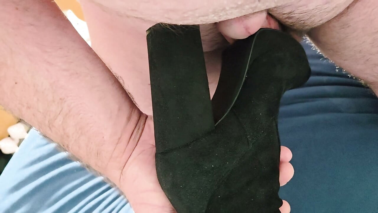 Romance osée avec des bottes GoGo overknee en suédine noire 36