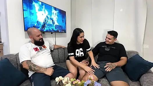 Aku ingin menyenangkan semua penggemarku dengan apa yang mereka cintai jadi aku membuat threesome kaya - porno en español