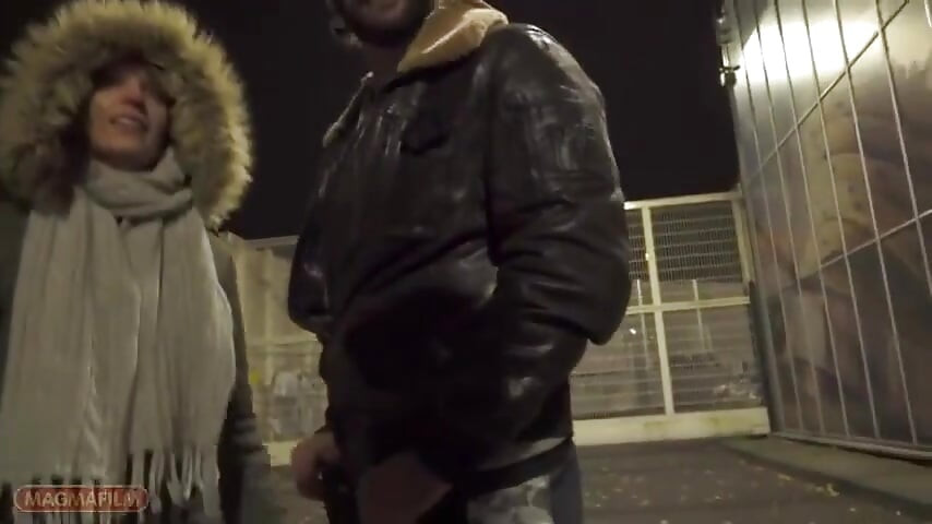 Jason ist mit einem Kumpel in Berlin Lichtenberg unterwegs, um etwas Fickbares zu finden
