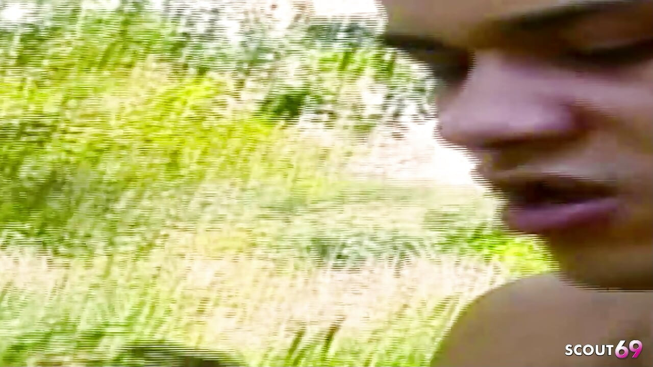 金发变性人在树林里被偷偷地干她紧致的菊花