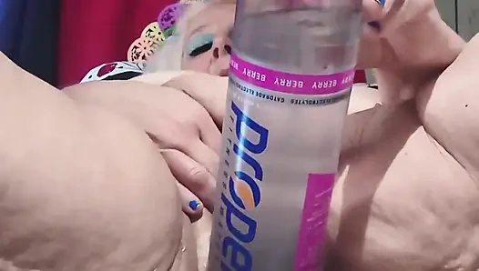 Büyük şişe tıkalı klitoris amcık