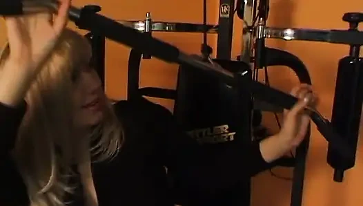 Sevimli sarışın hatun oyuncu seçmelerinde sert yarak emiyor