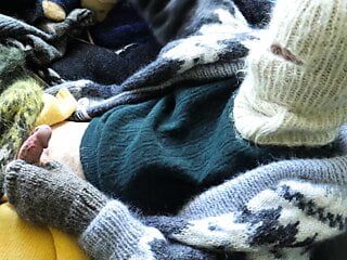 Maglioni di mohair e maglioni su un letto di maglione - godendo morbidi maglioni sfocati