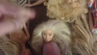 Lalka pieprzy lalkę Barbie ostro na penisa spermy