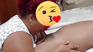 Chupo la polla de mi hijastro mientras mi marido no está en casa