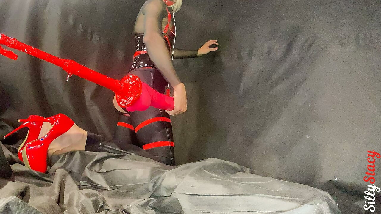 Sissy Stacy eksperimentira s pozama kako bi razradila svoju analnu rupicu