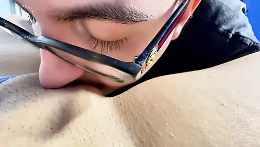 Female POV - подруга сводной сестры лижет мою киску, пока я больше не могу принимать ее