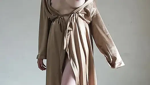sie trägt eine satinrobe, während sie den neuesten indonesischen porno masturbiert