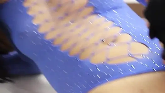 Tetanggaku yang cantik dari kondoku lagi sendirian dan mengundangku untuk minum air di rumahnya