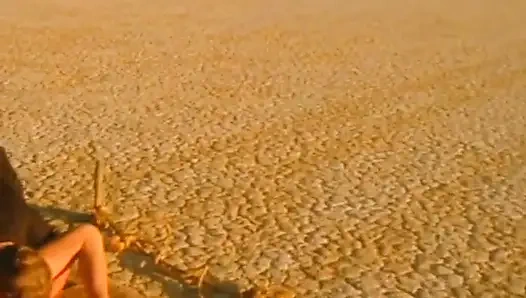 Sidik sırılsıklam sarışın bebek çöl altın duşu için diz çökerken