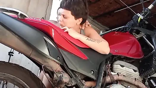 Saya mengisap di garasi sementara istri saya menonton TV dengan istrinya