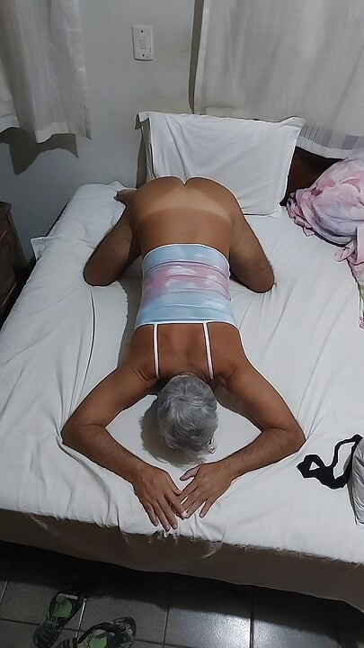 Ladysilva in bed doing live chat showing off her hot ass to her followers