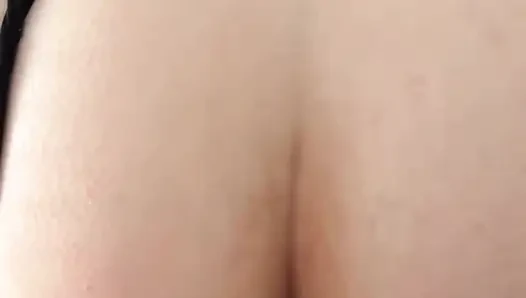 Schau, wie er meinen arsch und dann meine muschi mit einem massiven abspritzen auf meinen fetten arsch fickt!