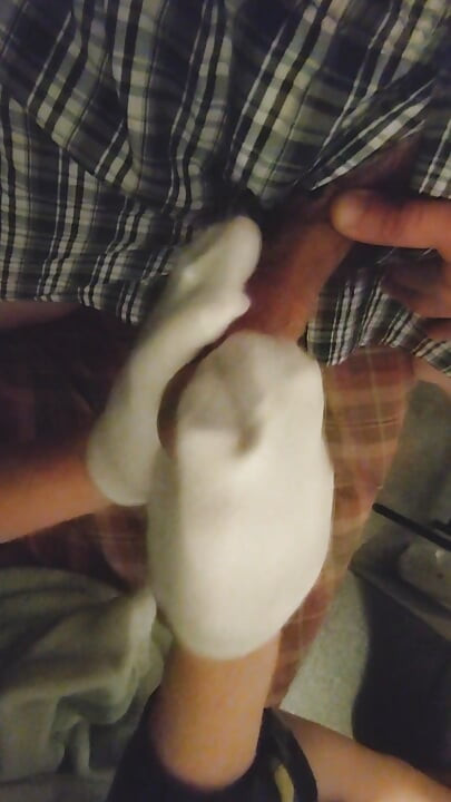 Ngocok kontol dengan kaus kaki putih dengan kaus kaki seksi