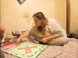 Une femme perd le monopole et vend sa chatte pour un prêt bancaire pour continuer à jouer