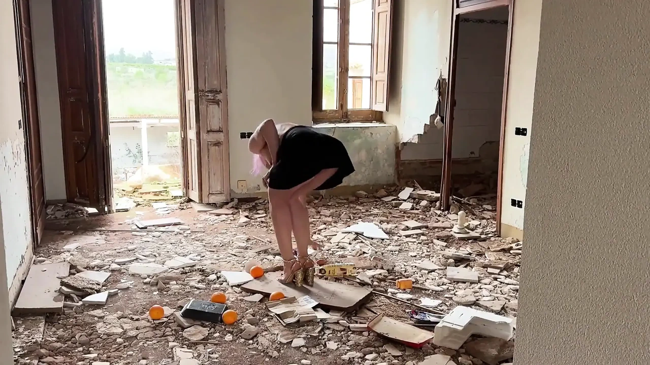 被压在高跟鞋下