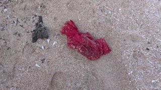 Gaun merah 1 ditendang di pantai