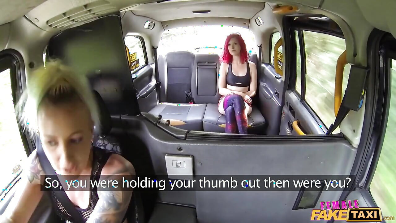 Female fake taxi - turis pejalan kaki menunggangi dalam hidupnya