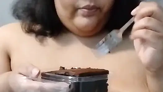 Aku lagi asik wajahku pakai kue cokelat