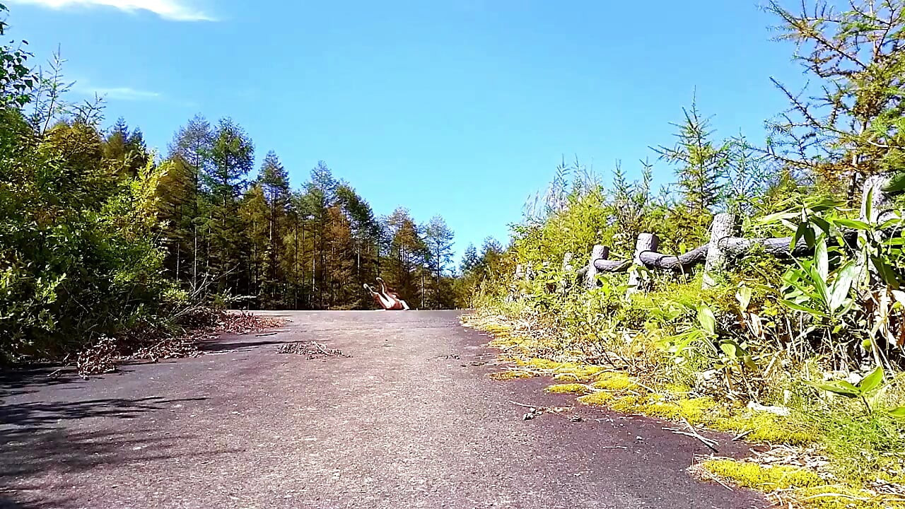 春の公園の裸パイちゃん