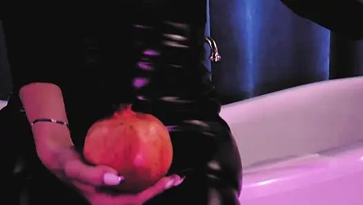 Eva pecinta bdsm lagi asik muasin memek tante seksinya pakai sepatu boot bdsm sendirian di kamar mandi