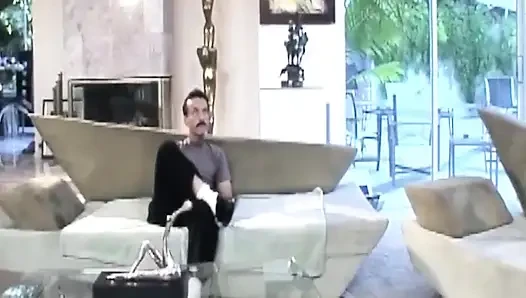 Sarışın orta yaşlı seksi kadın deliklerini büyük yarakla genişletiyor