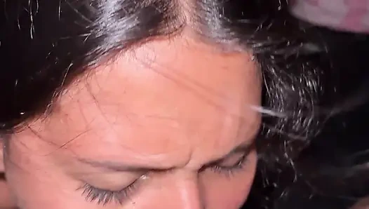 Azgın üvey anne bol tükürükle lezzetli bir oral seks ile beni uyandırıyor