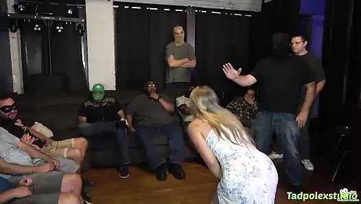 Анальный гэнгбэнг с Wisconsin Tiff с 15 мужиками
