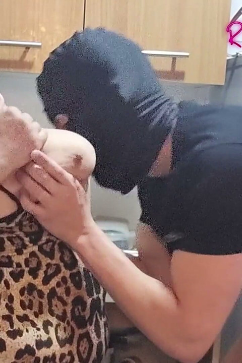 Video para fanáticos: un hombre enmascarado me atrapó en la cocina